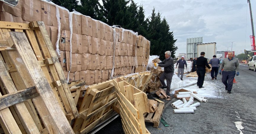 TEM’de kontrolden çıkan tır devrildi