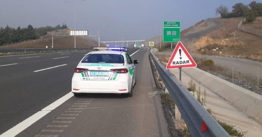 Otoyolda hız sınırını aşan 10 bin 423 sürücüye ceza