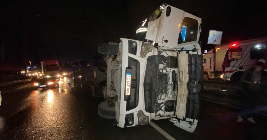 Tırın devrildiği kazada sürücü yaralandı