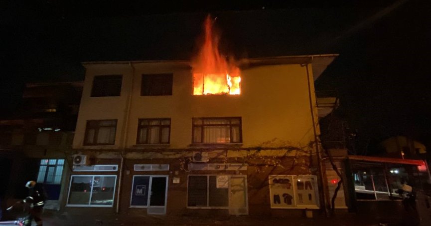 Binanın 3. katı alev alev yandı
