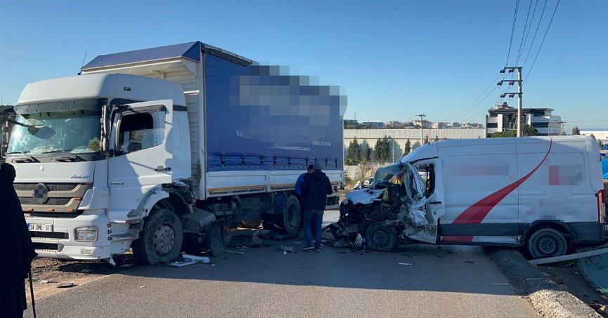 Kamyon ile panelvan çarpıştı: 1 yaralı