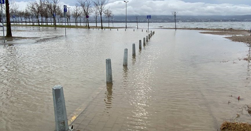 Deniz taştı, sahil bandı suyla doldu