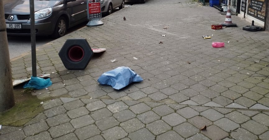 Fırtına, atıkları etrafa yaydı