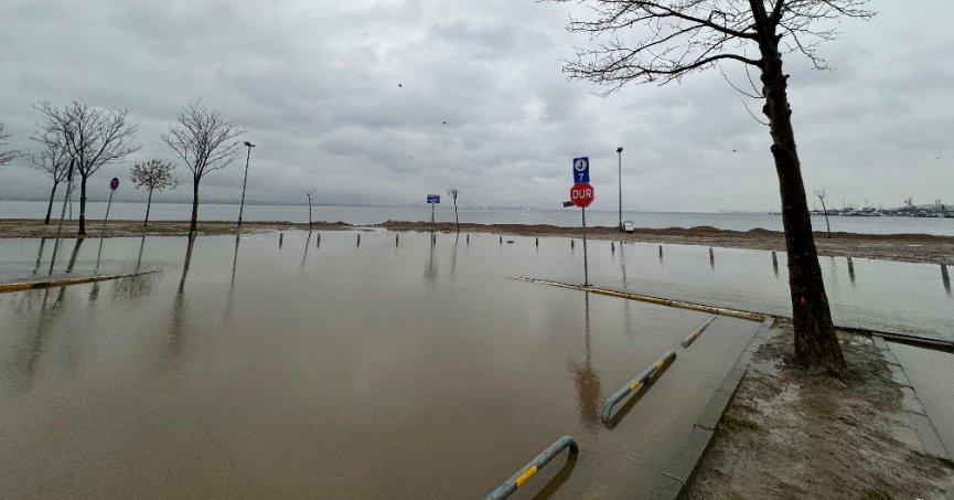 İzmit sahil otoparkının bir kısmını su bastı