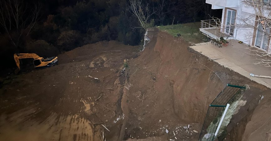 Gölcük’te toprak kayması nedeniyle bina boşaltıldı