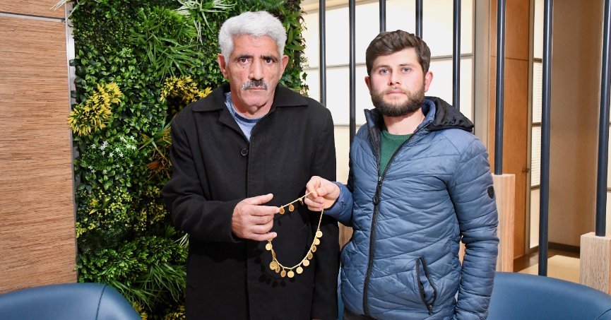 Poşette bulunan altınlar sahibine teslim edildi