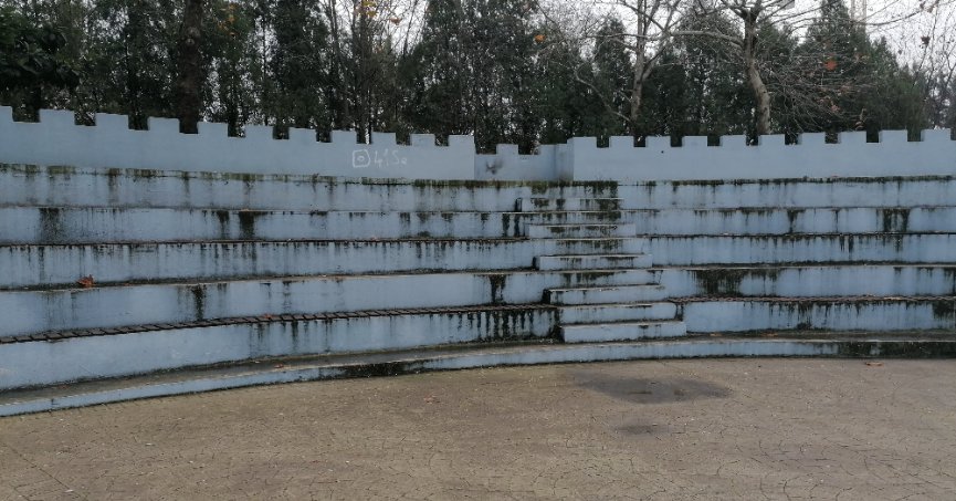 Kavaklı’daki amfiye boyama gerekli