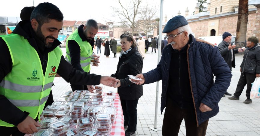 Büyükşehir’den kandil simidi ve tatlı ikramı