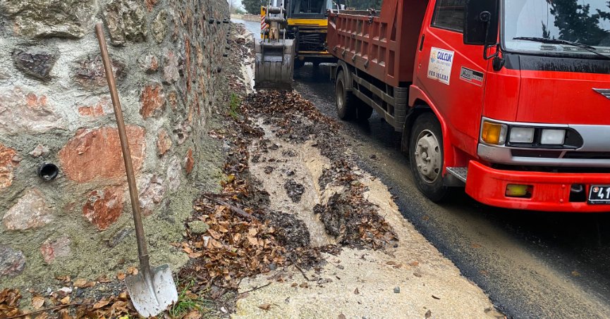 Halıdere’de kanal temizliği yapıldı