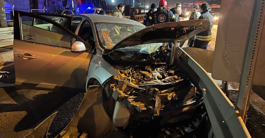 Otomobil bariyere çarptı: 4 yaralı