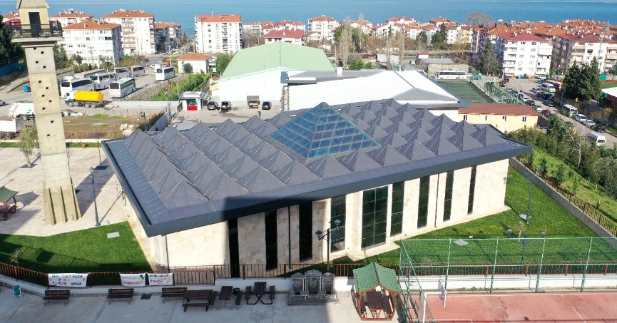 Cami, mimarisi ile dikkat çekiyor