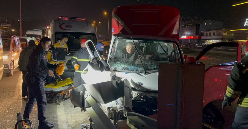 Kamyonet bariyere çarptı: 1 yaralı