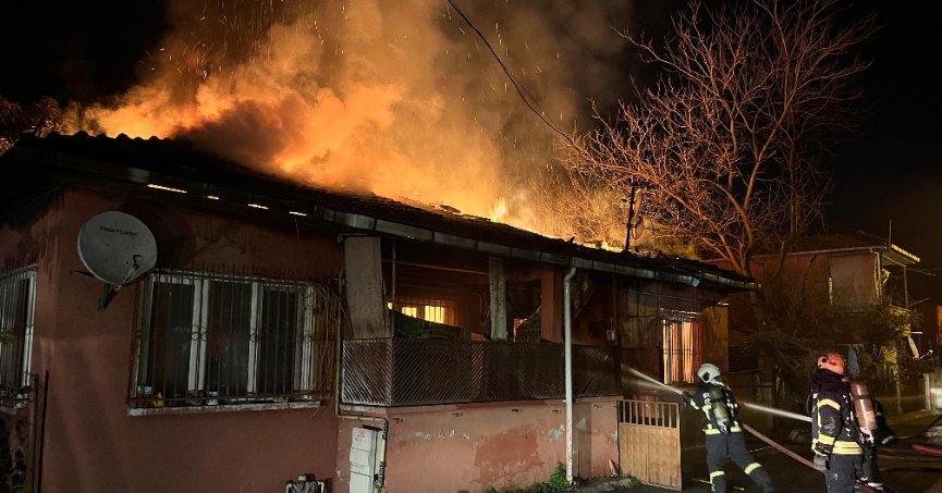 Tek katlı ev alev alev yandı