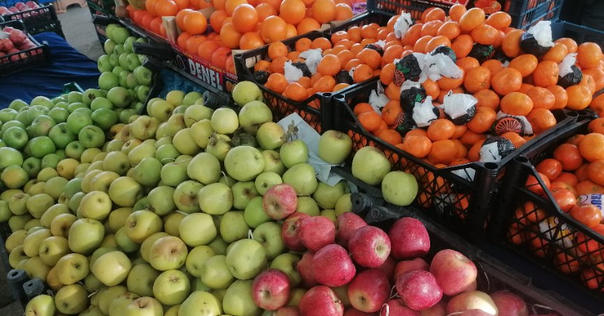 Semt pazarında meyvelere ilgi yoğun