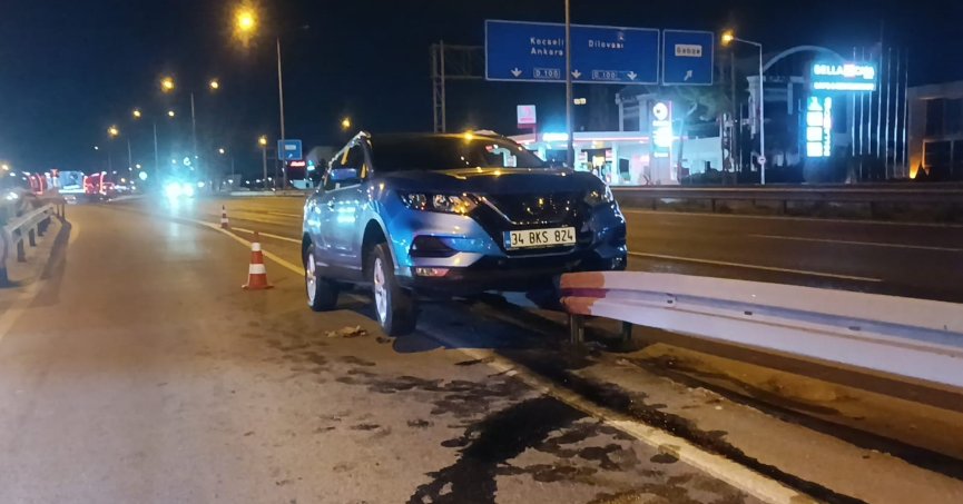 Araç bariyerde askıda kaldı