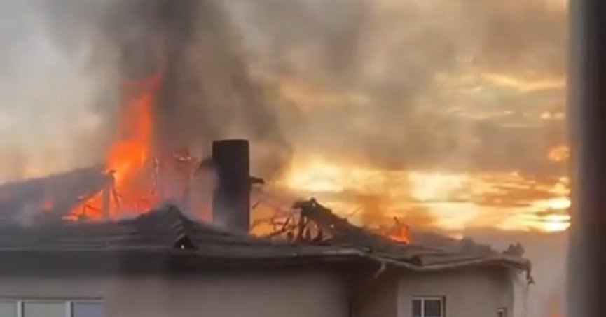 Binanın çatı katı alev alev yandı