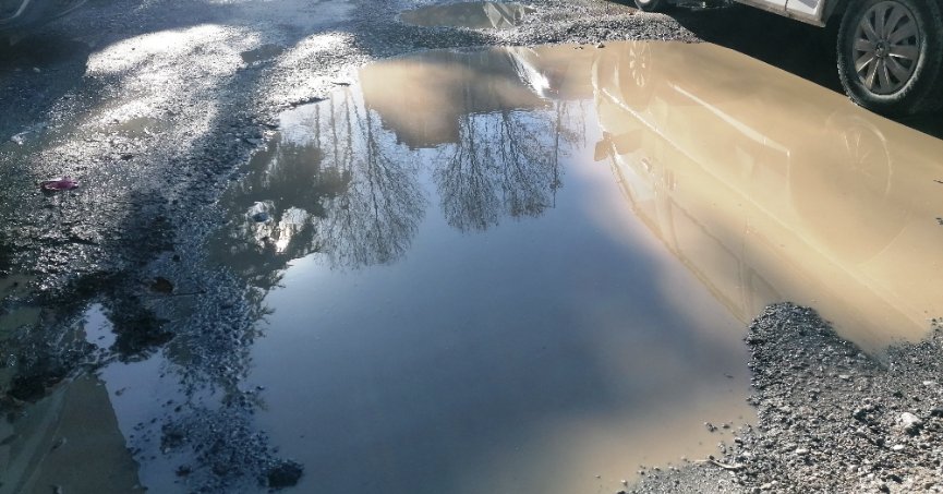 Otoparktaki çukurlara çözüm gerekli