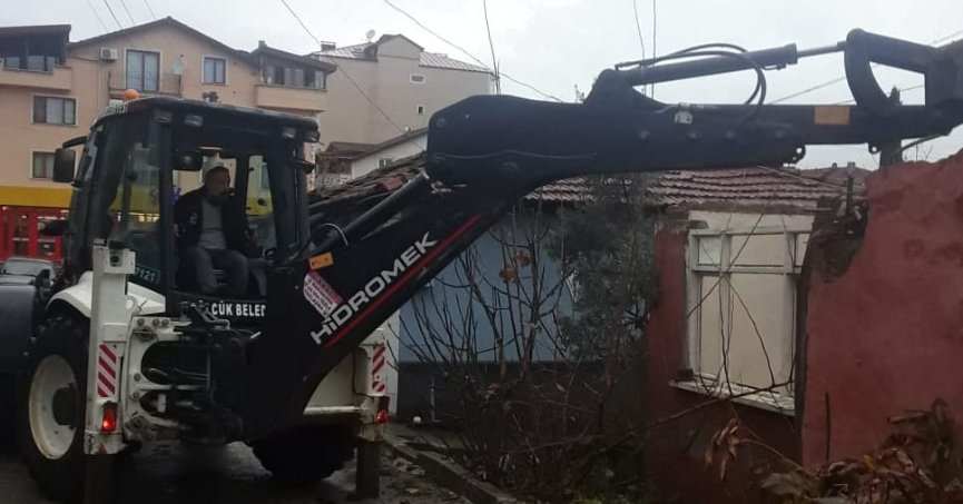 Gölcük’te bir metruk bina daha yıkıldı
