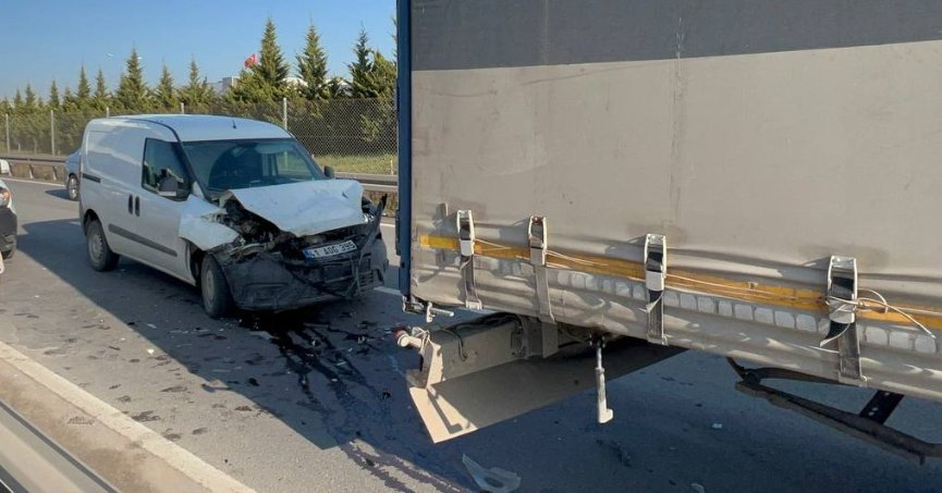 Tıra çarpan hafif ticari aracın sürücüsü yaralandı