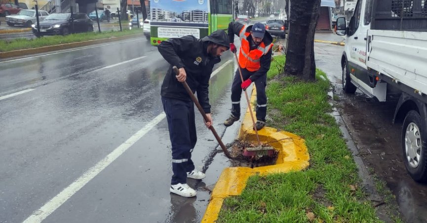 Tıkanan mazgallar ekiplerce temizlendi