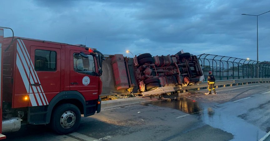Devrilen tırın sürücüsü yaralandı