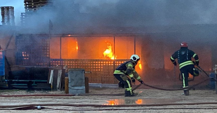 Alev alev yanan depo kullanılamaz hale geldi