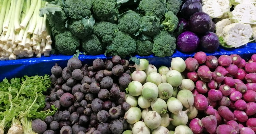 Pazarda halkın ilgisi sebzelere