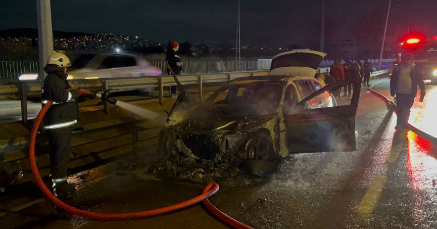 Seyir halindeki otomobil alev aldı