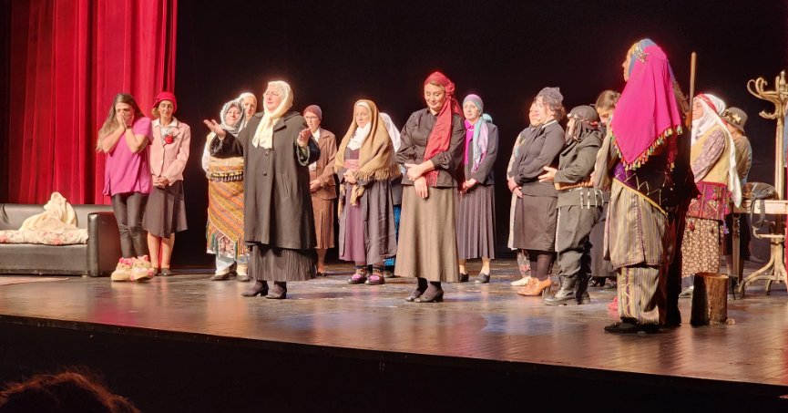 Gölcüklü kadınlar Hatay için sahnede