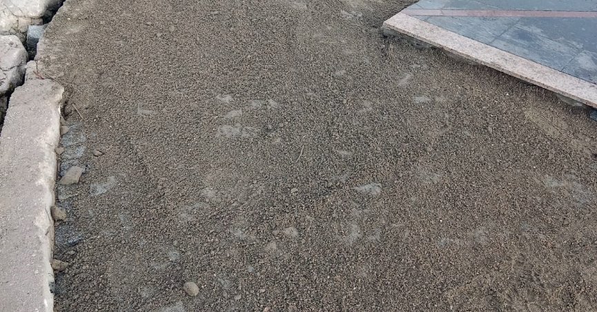 Deprem anıtı çevresinde zemin düzenlemesi yapıldı