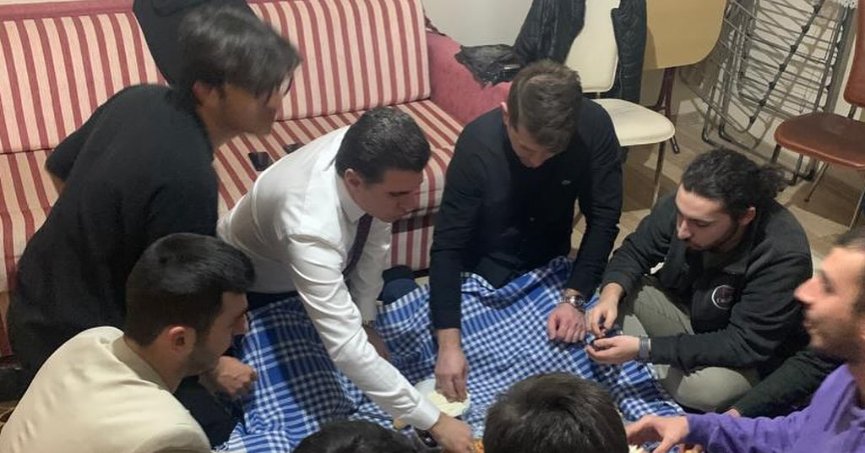 Yıldıztekin, gençlerin sofrasına konuk oldu