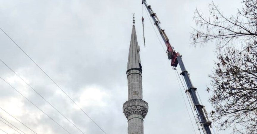 Tehlike oluşturan cami minare külahı yenilendi
