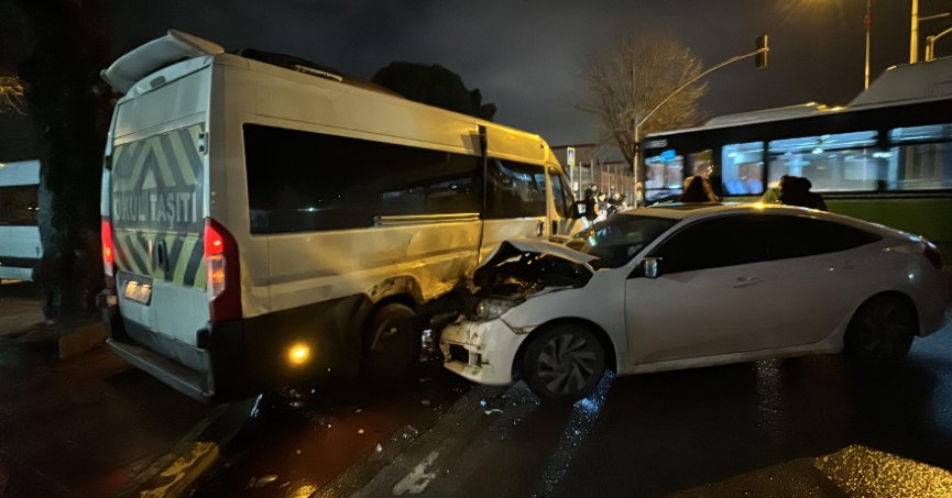 Servisle otomobil çarpıştı: 4 yaralı