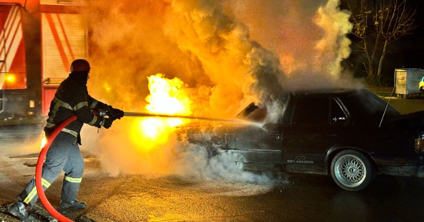 Seyir halindeki otomobil alev aldı