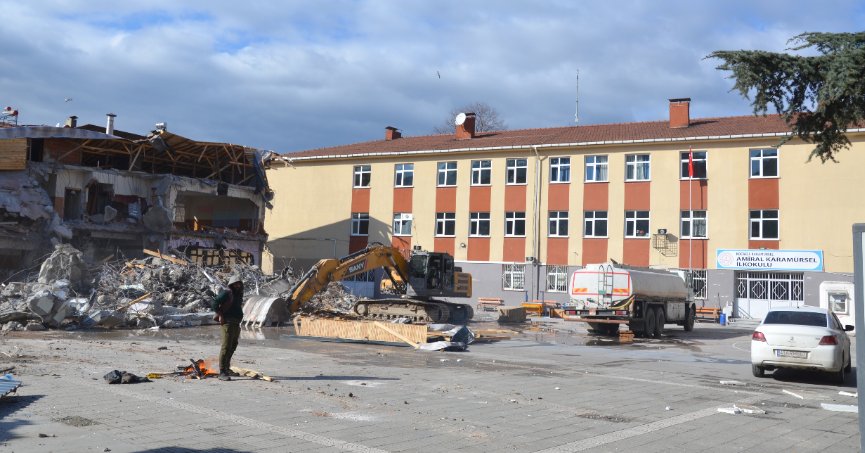 Okulun deprem riski taşıyan 2 bloku yıkılıyor