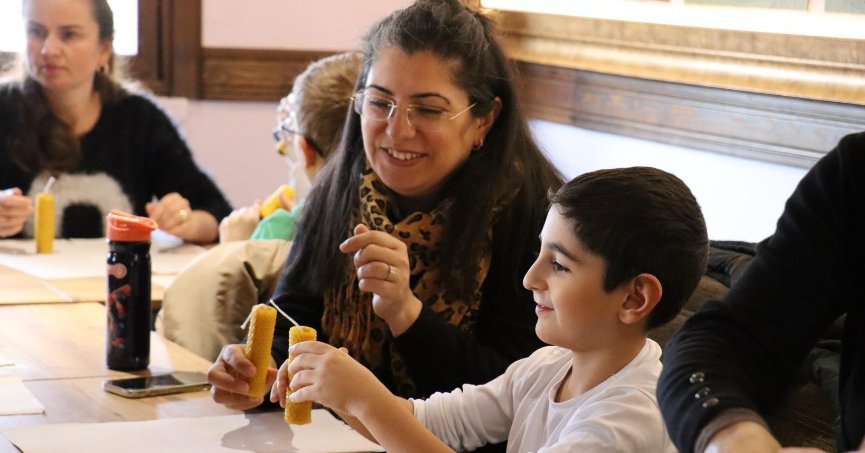 Çocuklar kendi mumlarını üretti