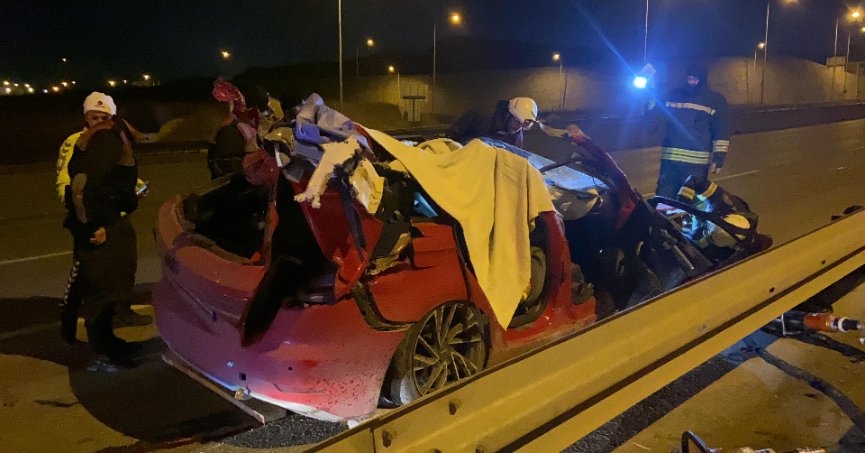 Otomobil tıra çarptı: 1 ölü, 3 yaralı