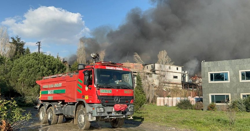 Fabrika yangınında soğutma çalışmaları tamamlandı