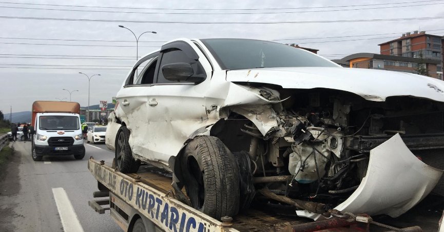 TEM’de iki otomobil çarpıştı: 3 yaralı