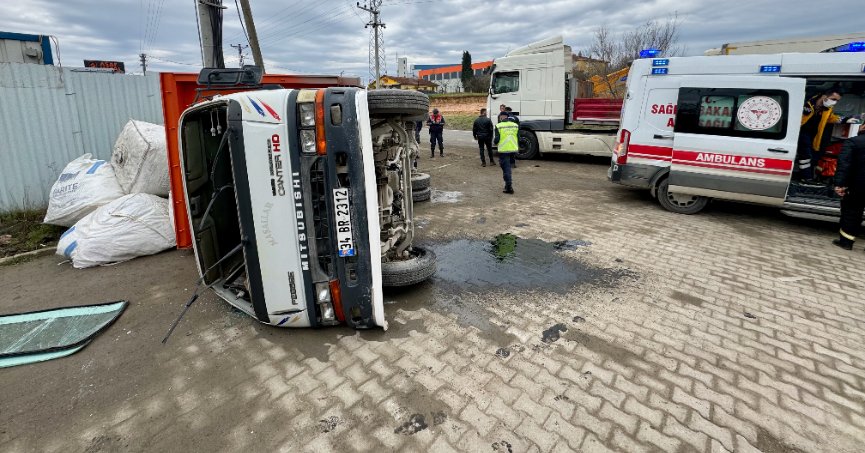 Tırla kamyonet çarpıştı: 2 yaralı