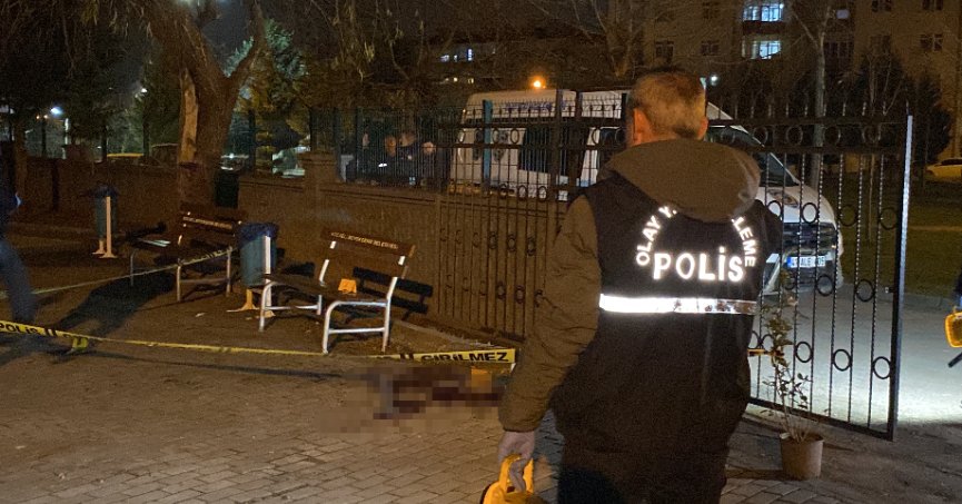 Okul bahçesinde veliye bıçaklı saldırı