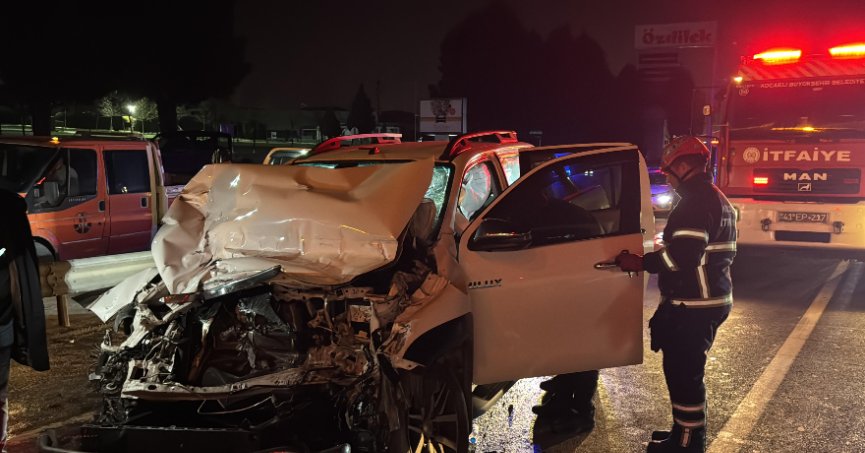 Pikap kamyona  çarptı: 3 yaralı