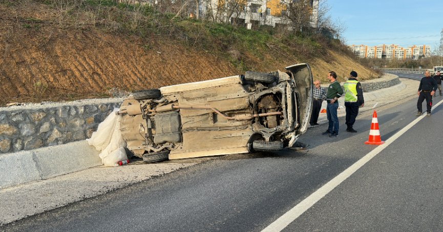 Takla atan otomobilden sağ kurtuldular