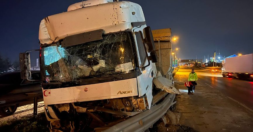 Tırla motosiklet çarpıştı: 3 yaralı