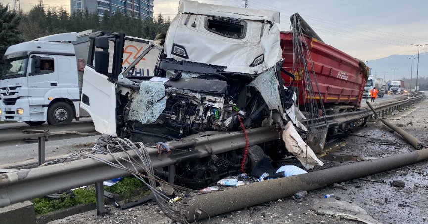 Tır bariyerlere çarptı: 2 yaralı