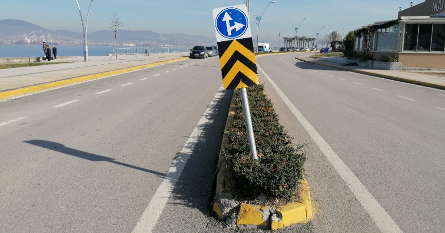 Eğilen tabelaya düzeltme gerekli