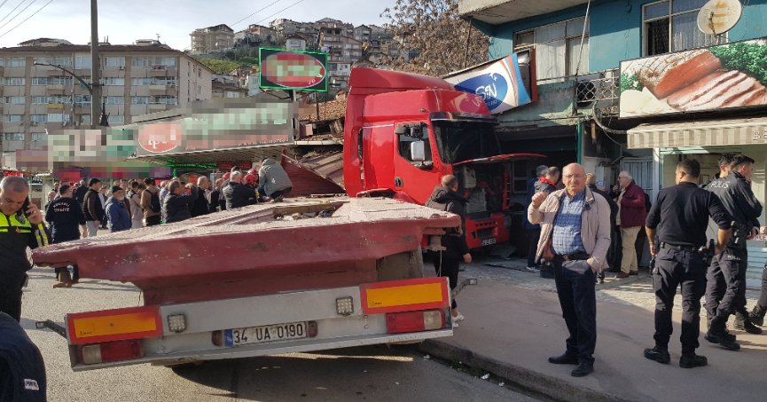 Makaslayan tır çay ocağına çarptı