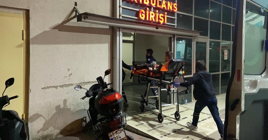 Sokakta bıçaklı kavga: 3 yaralı
