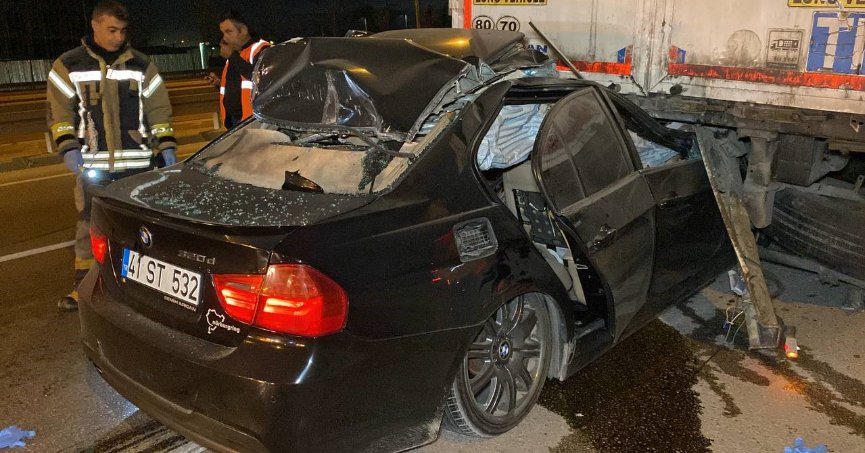 Otomobil tırın altına girdi: 1 ağır yaralı