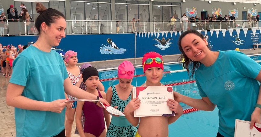 Yüzme öğrenen çocuklar sertifikalarını aldı